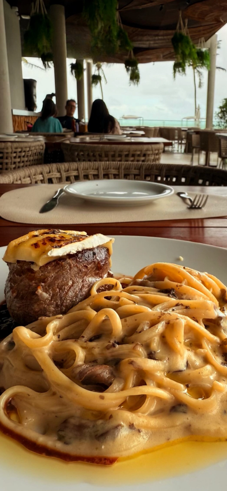 Apê 2 quartos beira-mar c/ restaurante e recreação