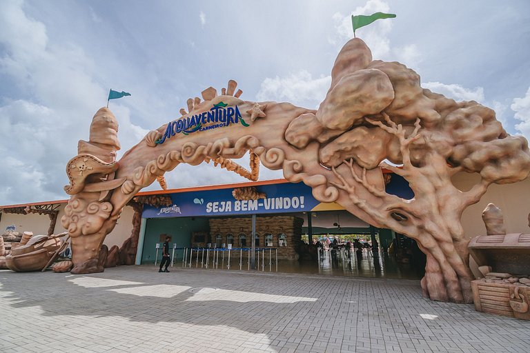 Casa c/ piscina privativa frente a parque aquático