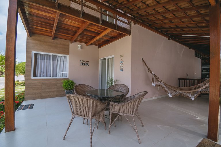 Casa c/ piscina privativa frente a parque aquático